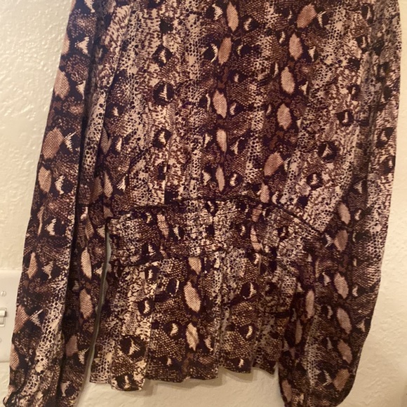 GYPSY LOVE LADIES PULL OVER BLOUSE SNAKE PRINT - Picture 5 of 5